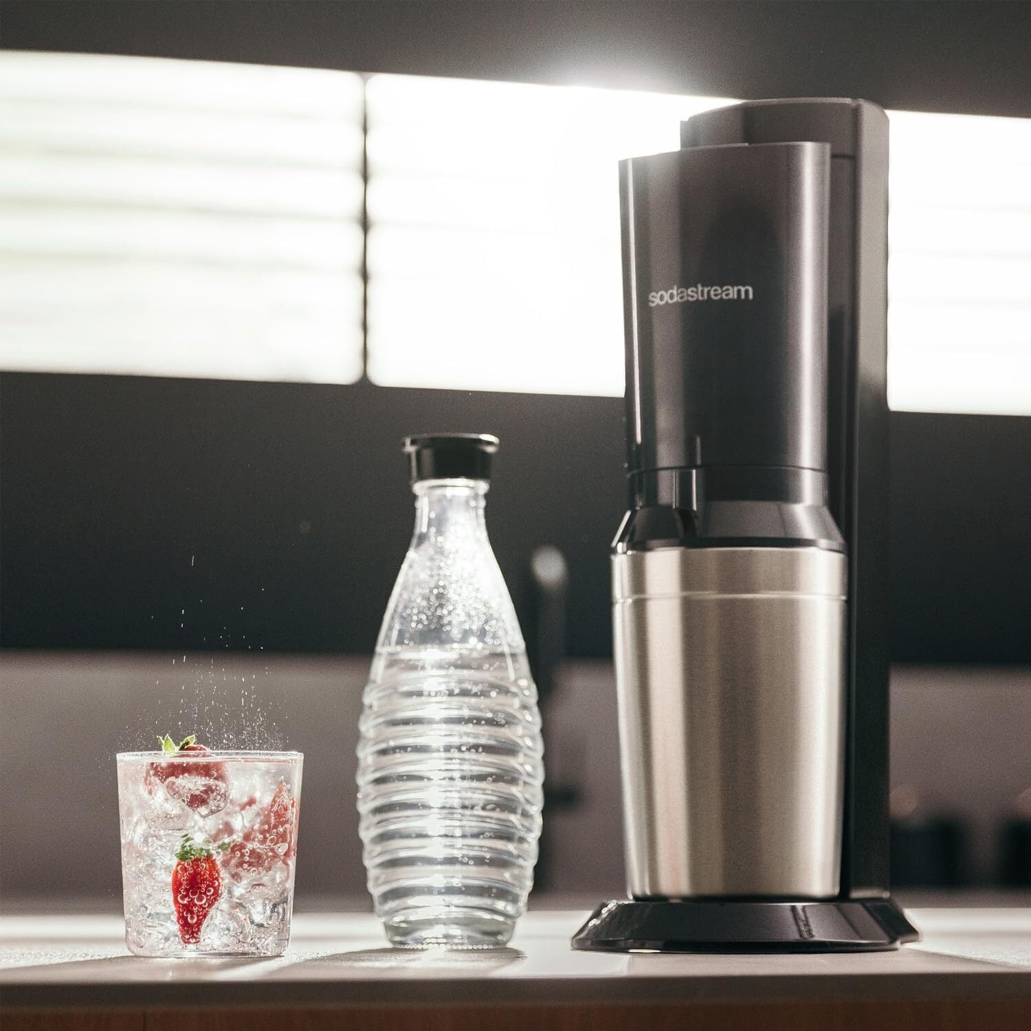 Crystal 3.0 Wassersprudler mit 1x Quick-Connect CO2-Zylinder und 2X Glaskaraffen, Silber, Schwarz, Titan, 45 cm
